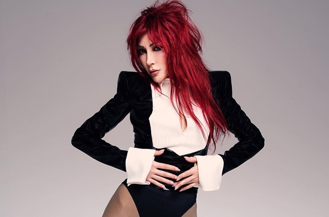 Sahneleri ateşe verdi!