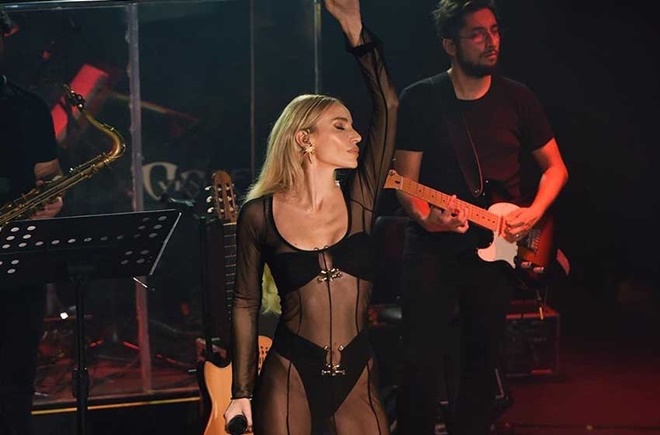 Gülşen cesur sahne kıyafetiyle hayran bıraktı!