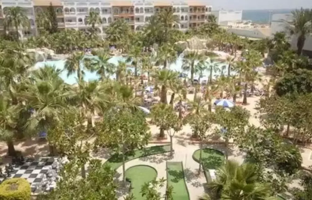 Bu plajda çıplak olmak 'zorundasınız'!