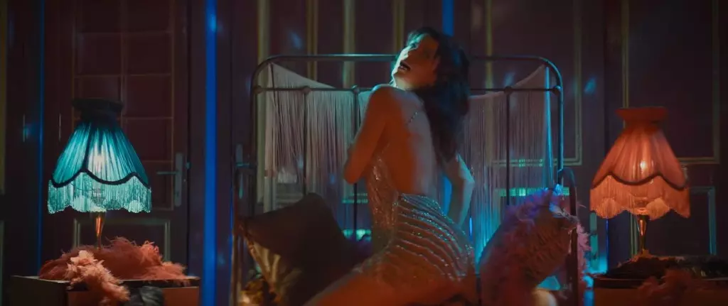 Beren Saat'in orgazm sahnesi sosyal medyanın diline düştü