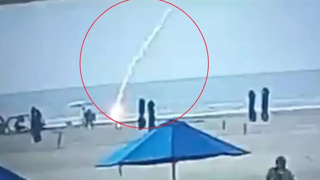 Plajda yürürken üzerine yıldırım düştü!