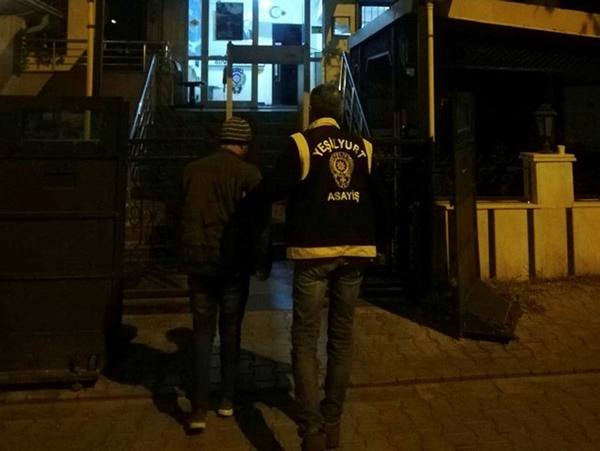 1,5 aylık bebeği parka bırakan anne-baba yakalandı