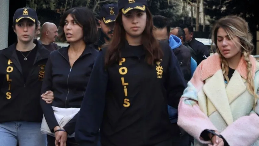 Bahar ve Nihal Candan kardeşler ilk günden olay çıkardı! ‘Burası Etiler’deki lüks restoran değil…’