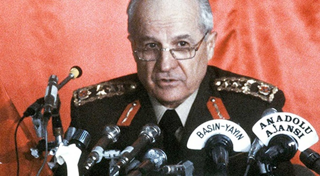 SEYHAN SOYLU’DAN ŞOK EDEN AÇIKLAMA; ’’KENAN EVREN’E NÜ POZ VERDİM’’