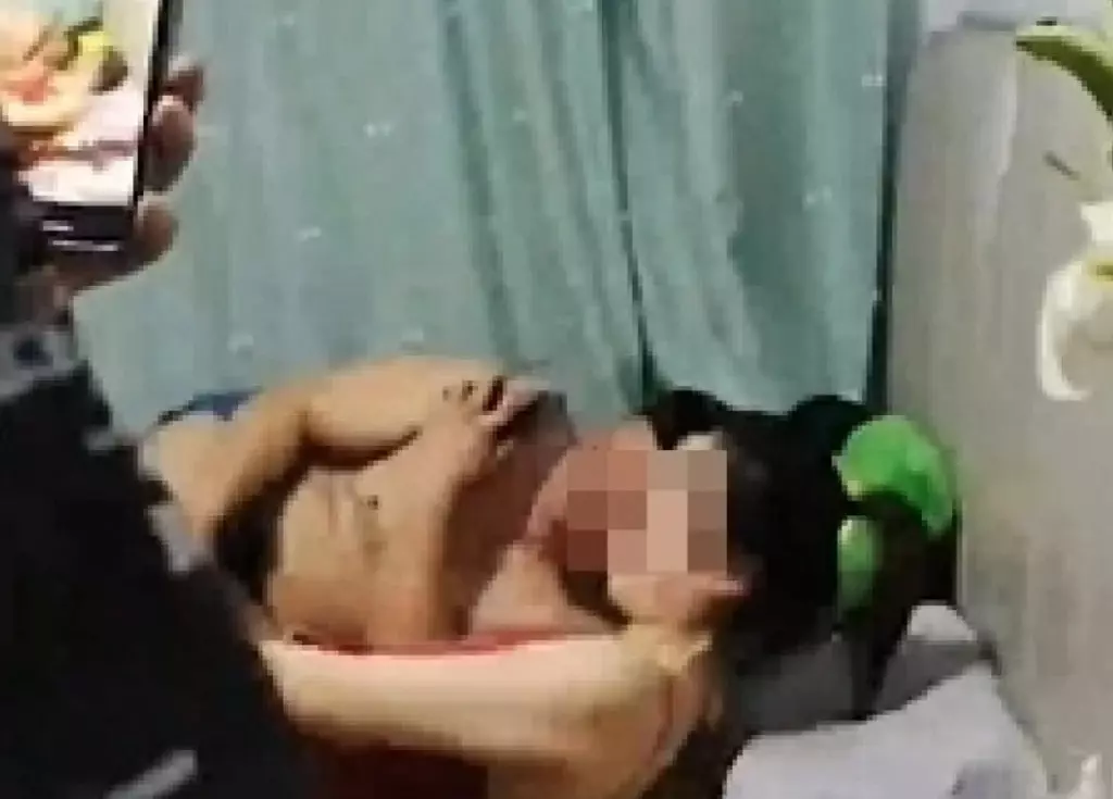 Karısını yatakta başka bir adamla yakaladı! 