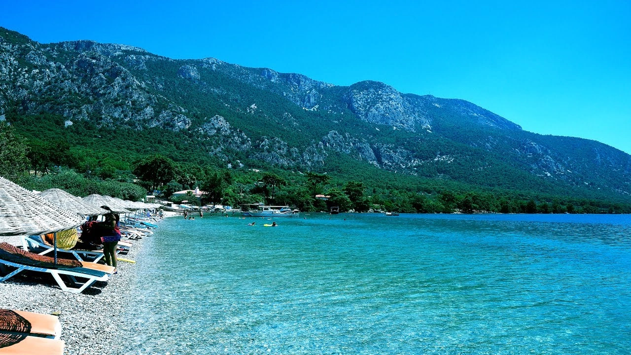 Halk plajına çöküp ücretli loca yapıp giriş ücreti aldılar!