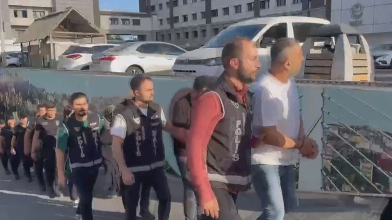 Kendilerini kuyumcu gibi tanıtıp komisyon karşılığı 15 milyar lira kaçırdılar