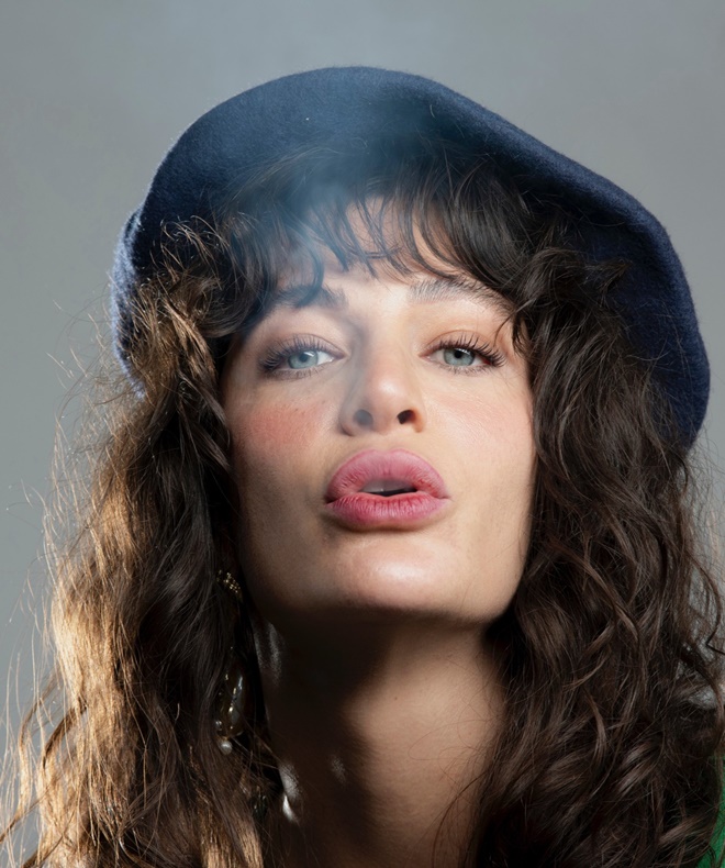 Berrak Tüzünataç’tan yatak pozları