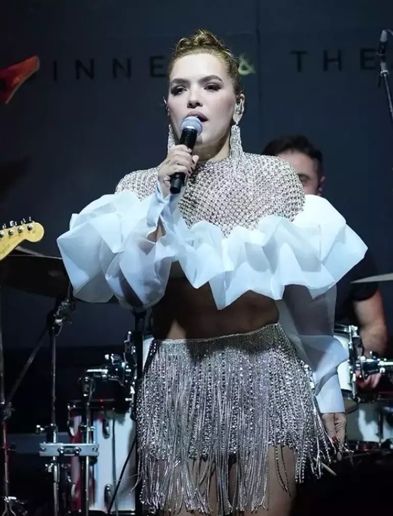 Demet Akalın'ın yeni imajı sosyal medyada olay oldu