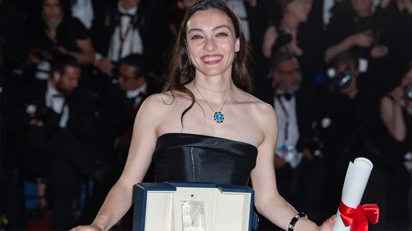 Merve Dizdar, Fransa'da şövalye oldu