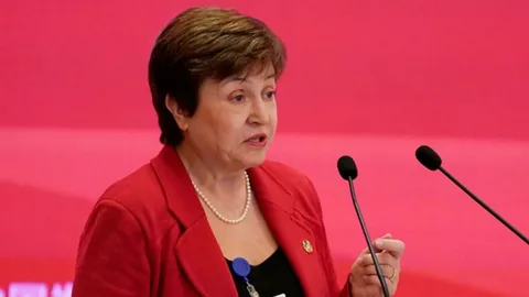 IMF, büyüme beklentilerini düşürdü ancak ekonomik durgunluk beklemiyor.