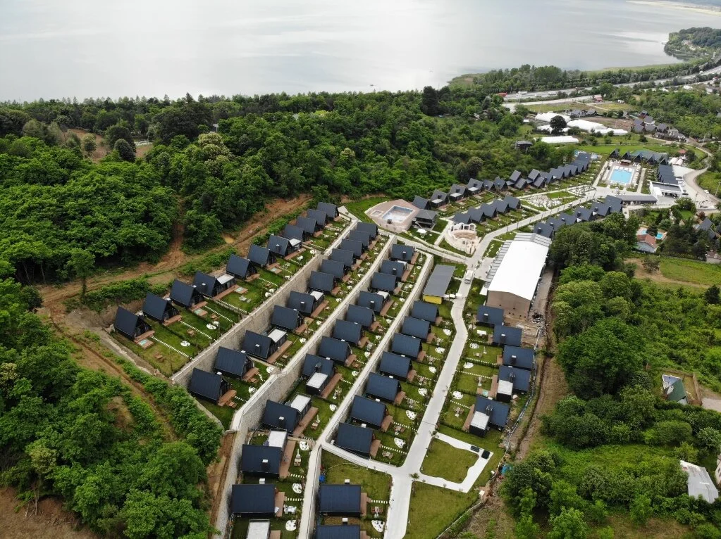 Sapanca'da Lüks Otel ve Bungalovlara Mühür! Kaçak Yapı ve Usulsüz Su Kullanımı Ortaya Çıktı