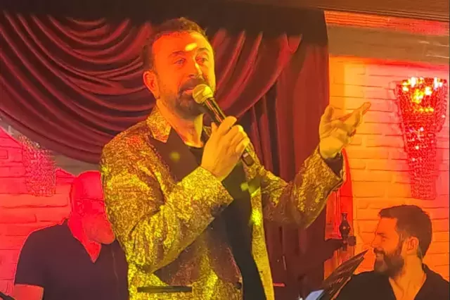 Burçin Bildik'ten sahnede sirtaki şov