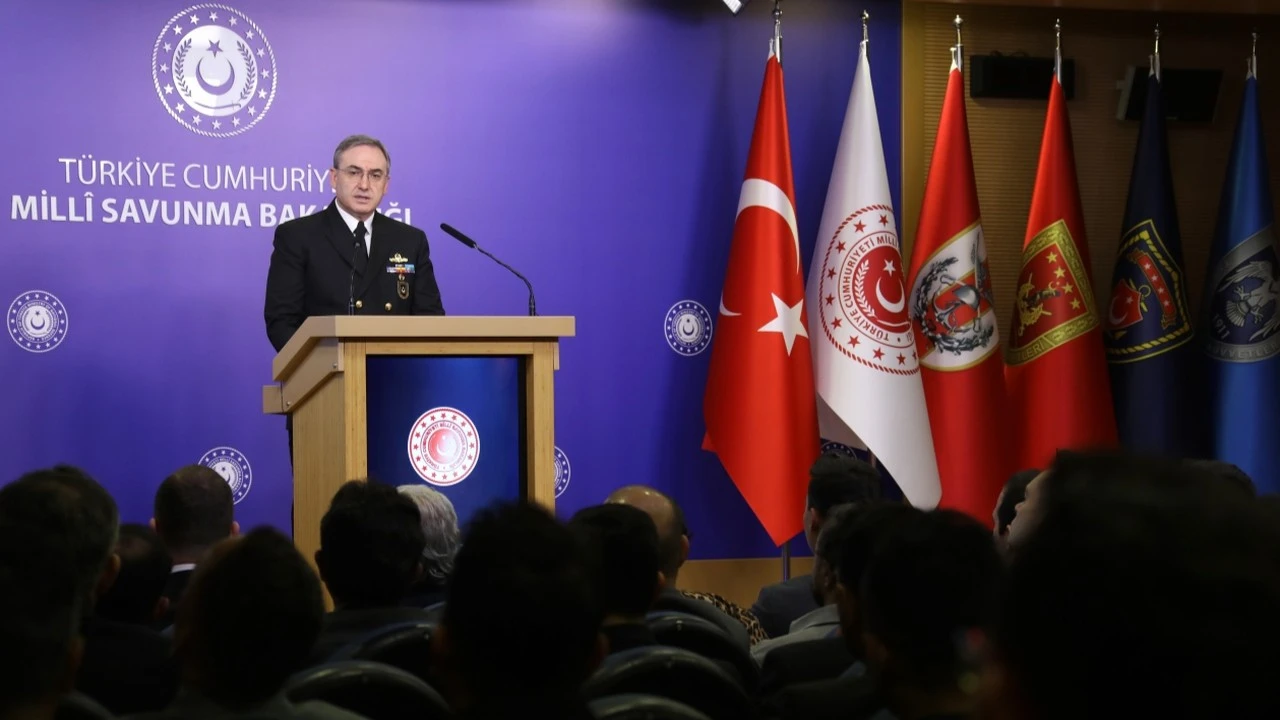 Tuğamiral Zeki Aktürk bilgilendirme toplantısı düzenledi