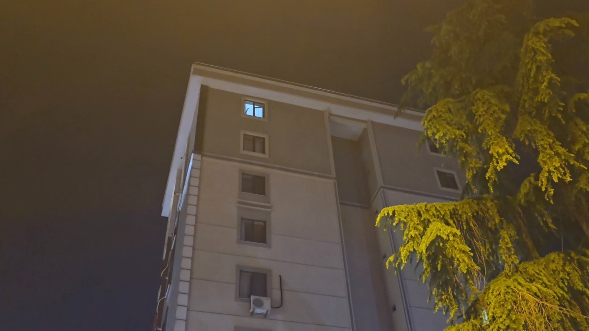 İstanbul’da Şok Anları: Evde Panikledi 7. Kattan Aşağı Atladı