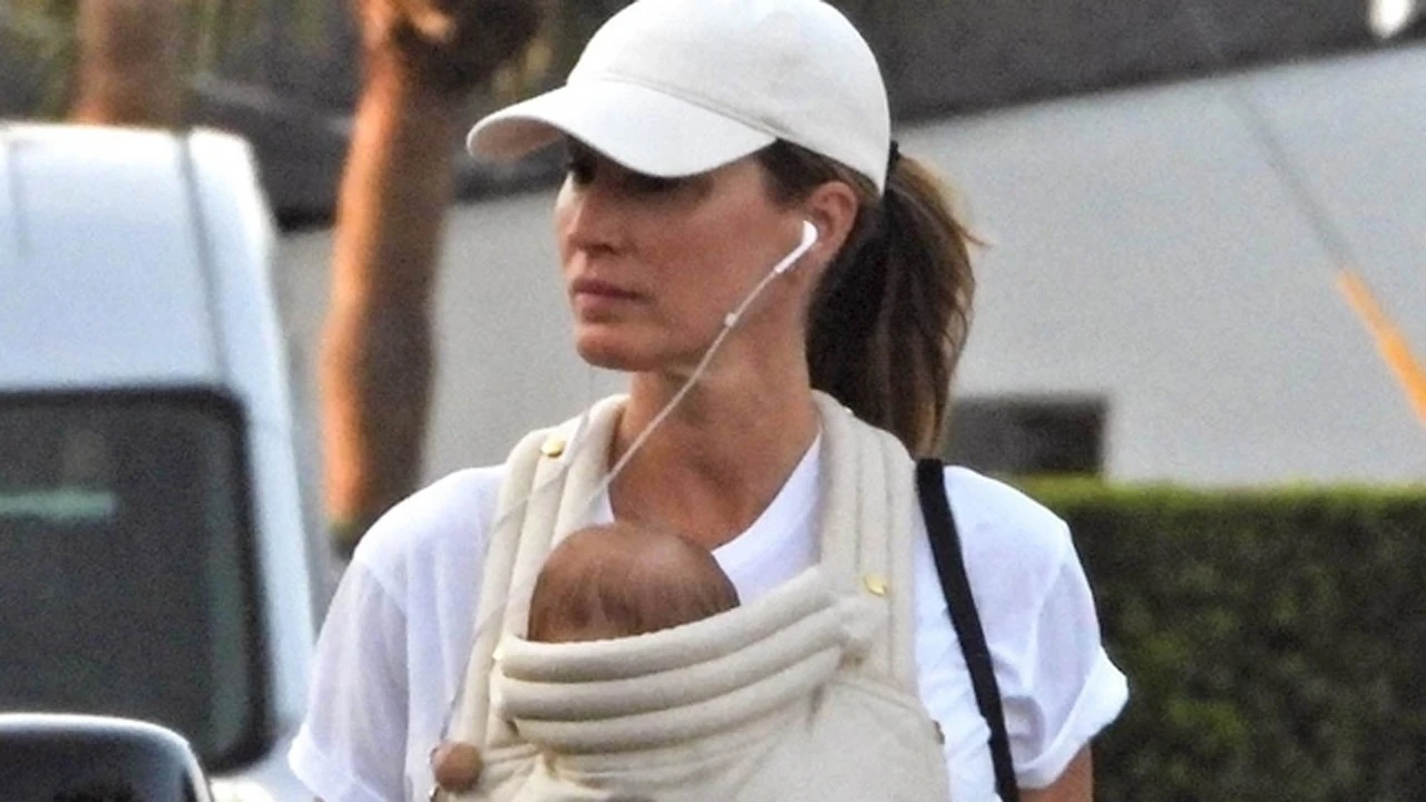 Ünlü top model minik bebeğiyle görüntülendi