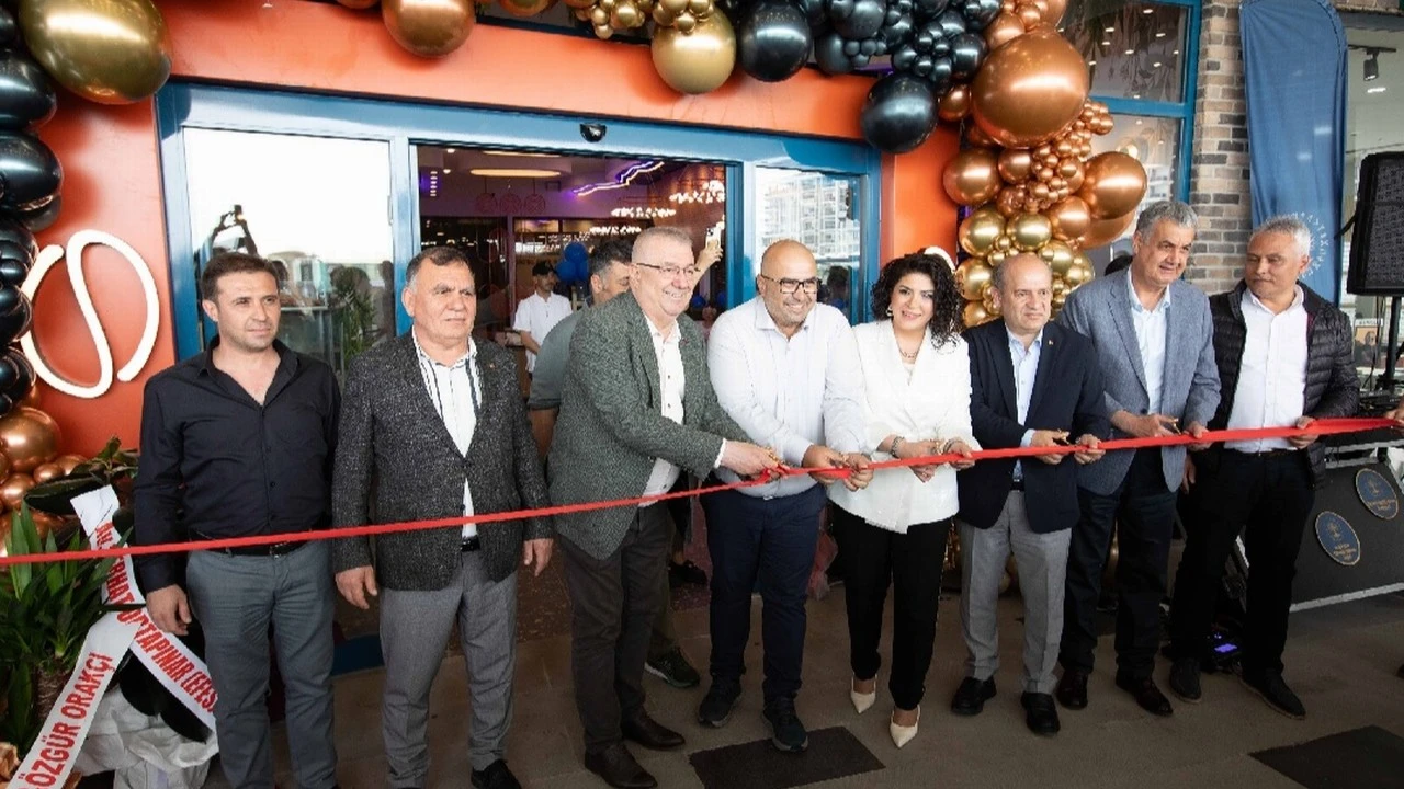 de la Pau Coffee and Bistro, servis robotlarıyla Balıkesir'de kapılarını açtı