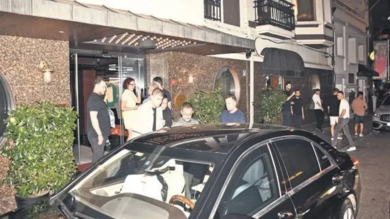 Otel çıkışı görüntülenen Ali Sabancı'nın derin sessizliği