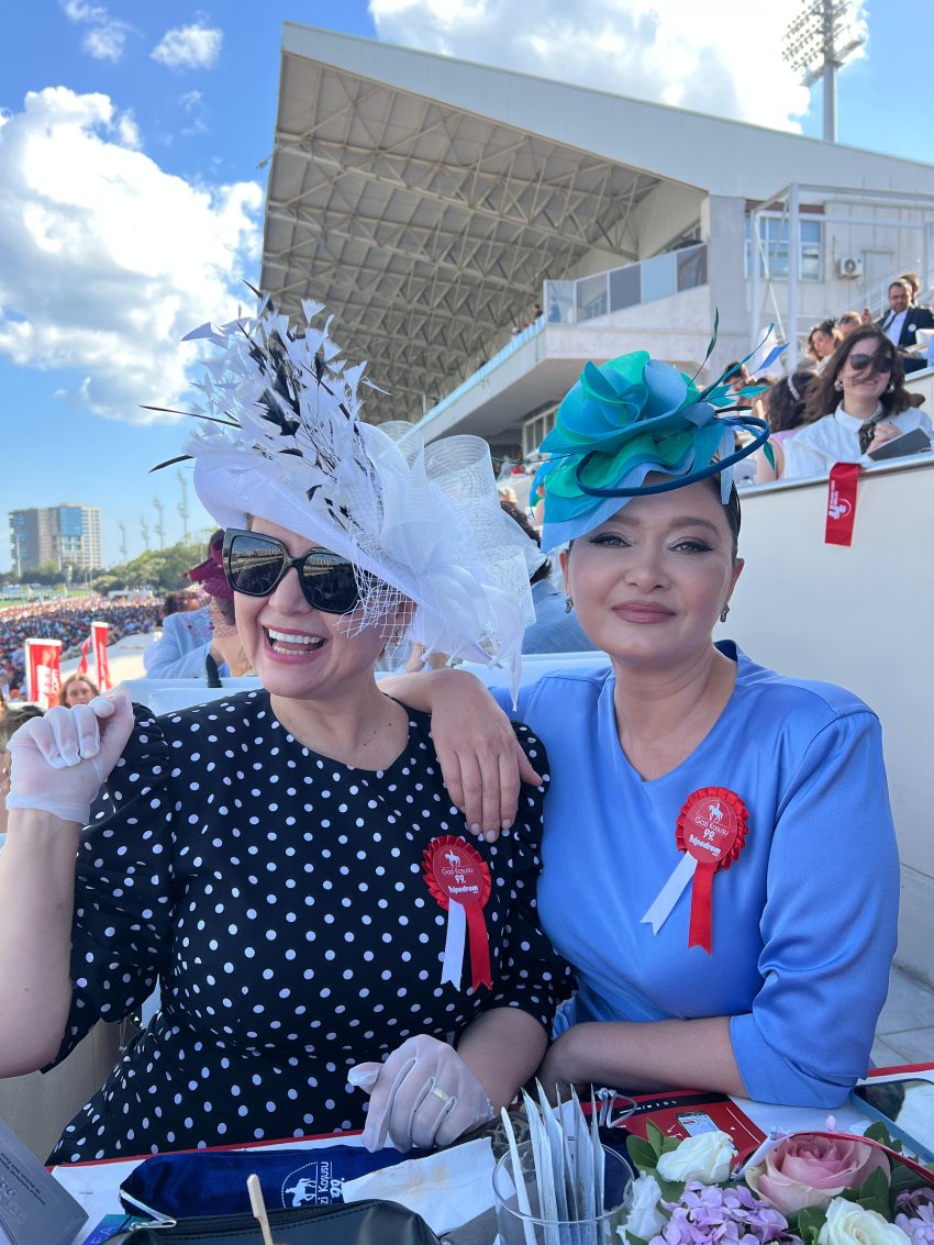 Sibel Taşçıoğlu Gazi Koşusu’nda Lady Di Esintisiyle Göz Kamaştırdı!