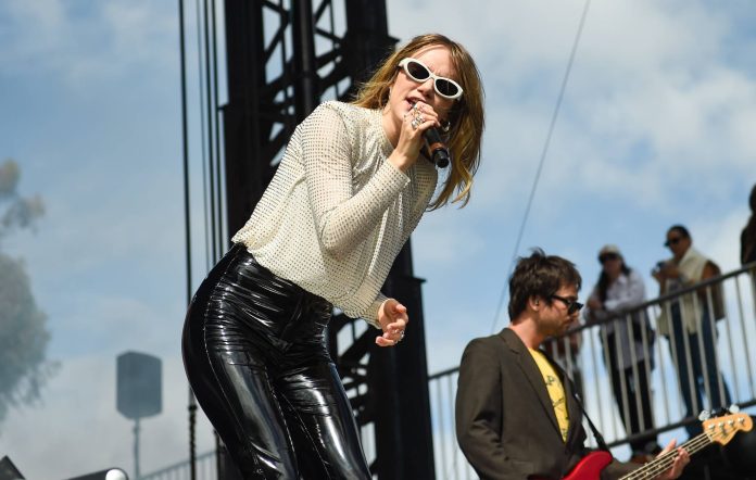 Dar pantolon şarkıcıyı hastanelik etti