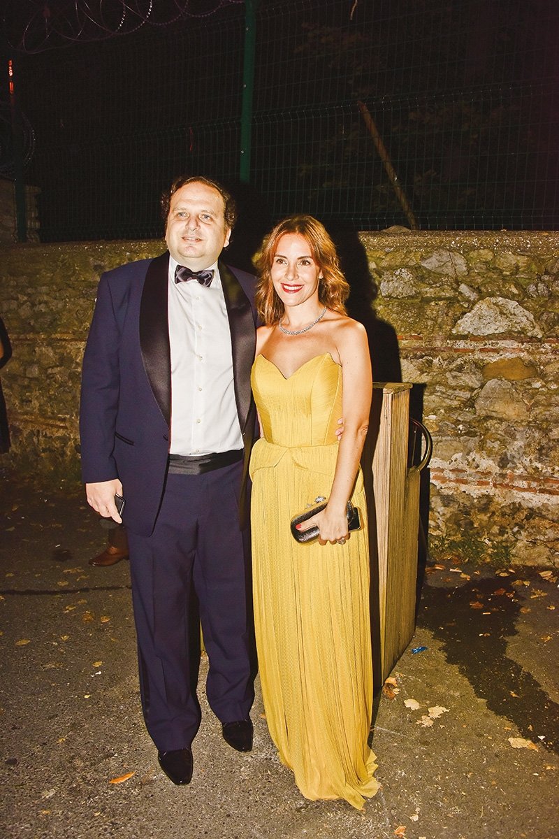 Ünlü iş insanı boşanmadan sevgili yaptı!