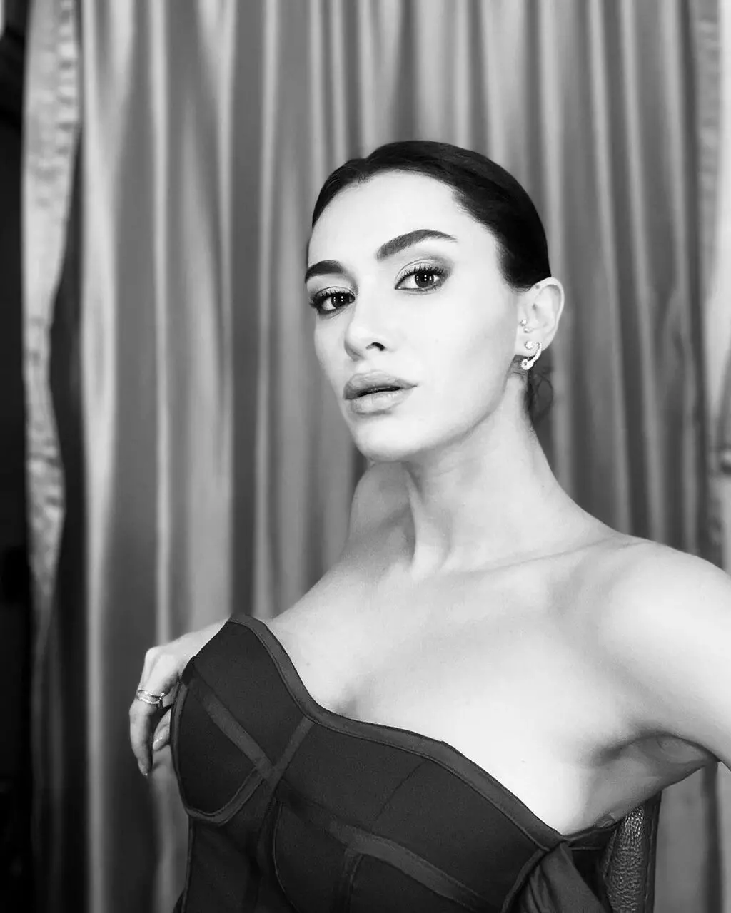 Hande Doğandemir straplez elbisesiyle Instagram'ı salladı