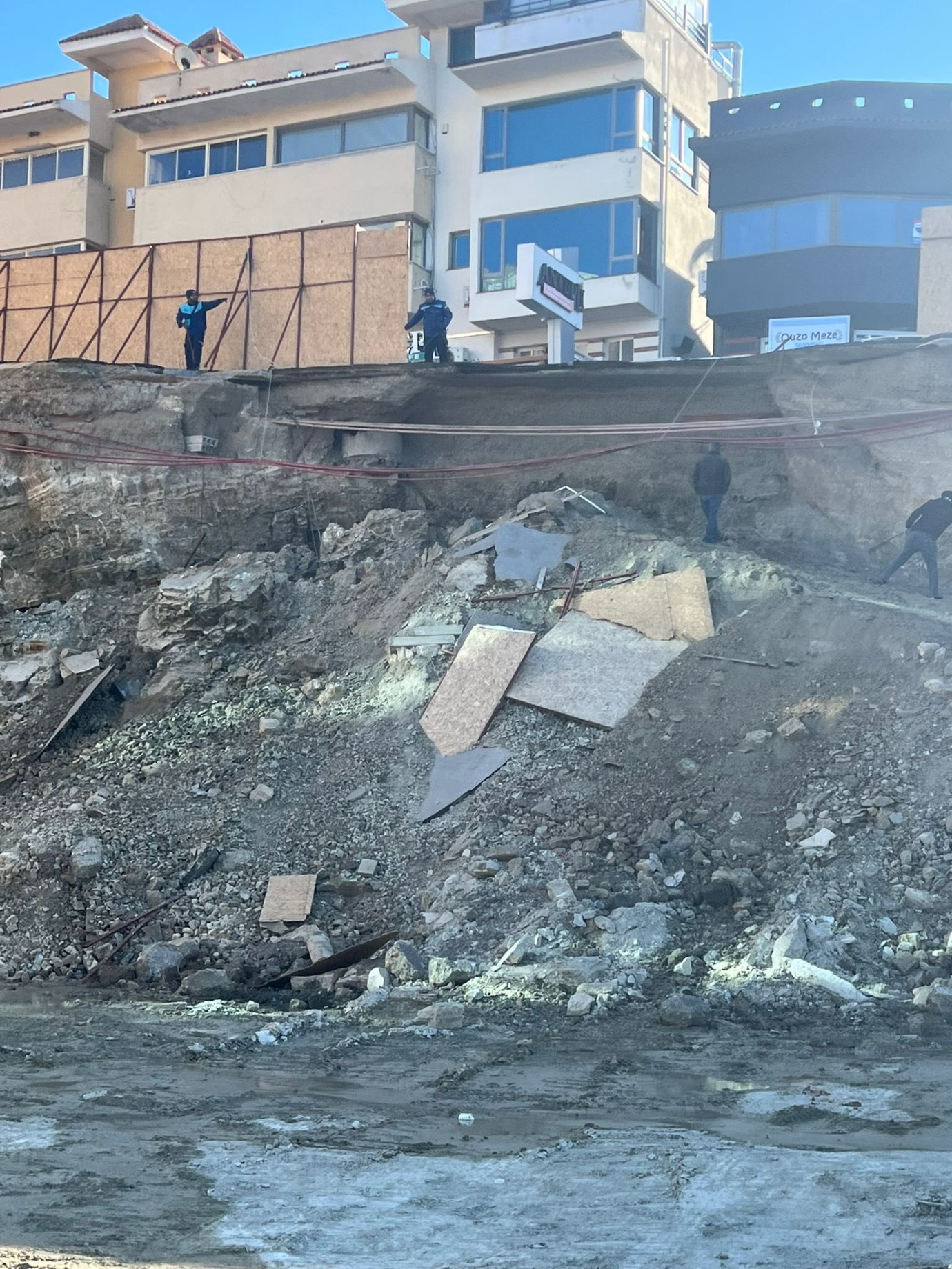 Aydın Kuşadası Ayağa Kalktı: Yol Çöktü, Milyonlarca Liralık Kamu Zararı Oluştu!