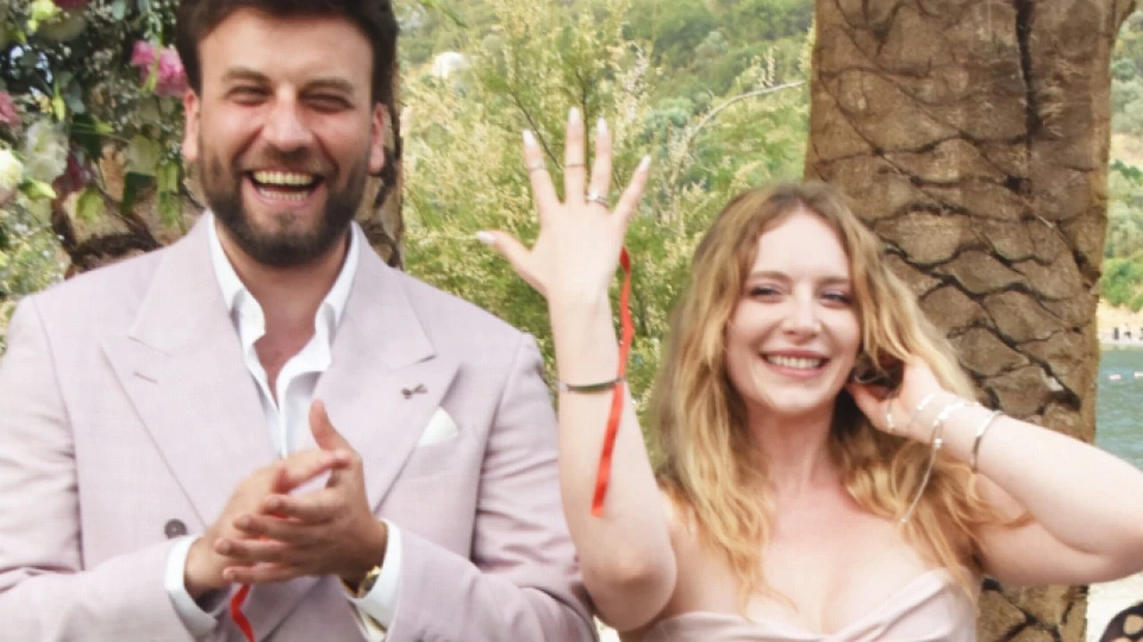 Oyuncu Hayal Köseoğlu ile Nezir Çınarlı, ilişkilerini bir adım ileri taşıdı. Ünlü çift, Bodrum’da düzenlenen sade ve şık bir törenle nişan yüzüklerini takarak evlilik yolunda ilk resmi adımı attı.