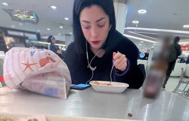 Merve Boluğur elinde alkol şişesiyle hiç tanımadığı adamın masasına oturdu!