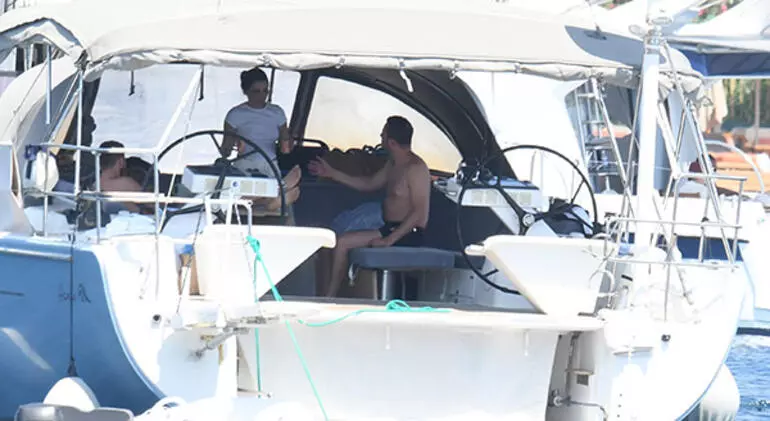 Miray Daner ile sevgilisinin teknede romantik anları!