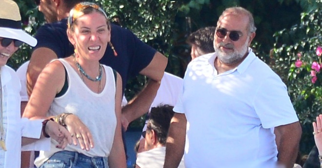 Taha Tatlıcı yaş gününde yeni sevgilisini dostlarına tanıştırdı