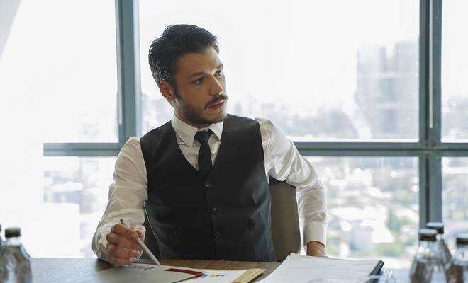 Kubilay Aka ‘Cam Tavanlar’da bambaşka bir rolle izleyici karşısına çıkmaya hazırlanıyor