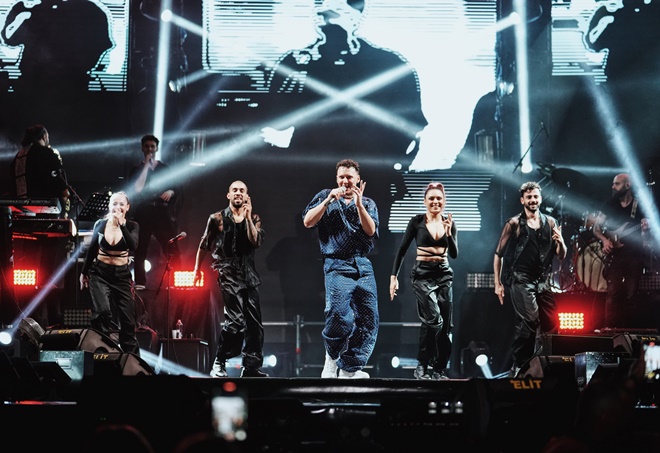 Edis'e 70 bin Kişilik Konserde Sevgi Seli