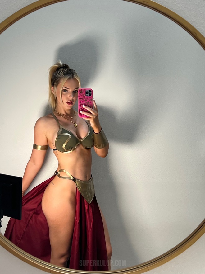 Kasık dekoltesini bir gören bir daha baktı