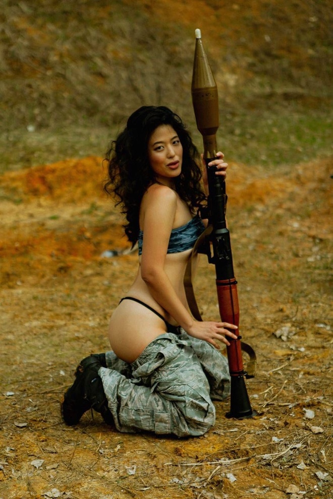 Onlyfans modeli askerlere özel müstehcen pozlarını ücretsiz paylaşacak