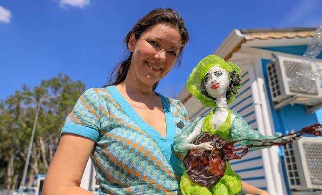 Sanatçı Güzel Amirova, Sahildeki plastik atıkları heykellere dönüştürdü