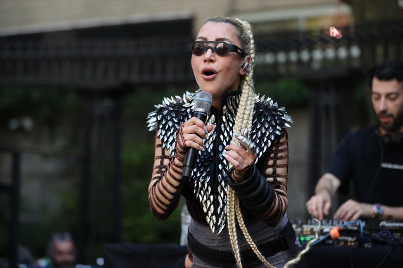 HANDE YENER DÜNYA STARLARIYLA AYNI SAHNEDE