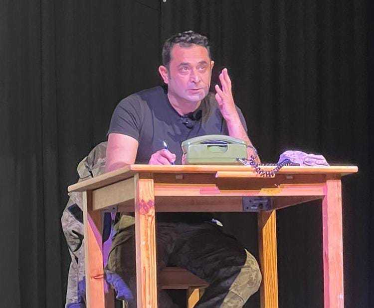 Ünlü Oyuncu Serkan Aydın Avusturya'da sahnede saldırıya uğradı