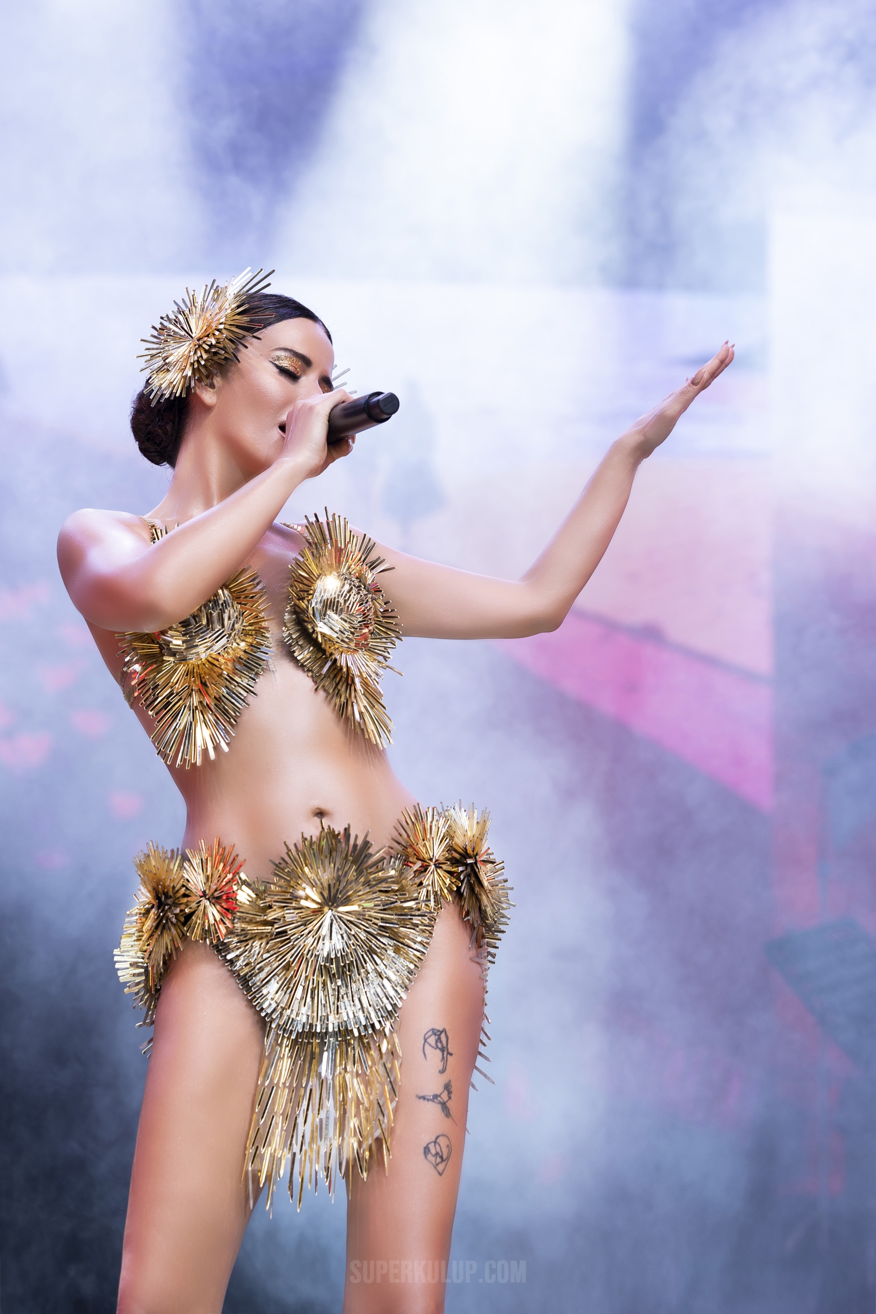 JOLLY JOKER HARBİYE AÇIK HAVA YAZ KONSERLERİNİN İKİNCİ AKŞAMINA DAMGA VURAN SİMGE SEYİRCİYE İÇİNİ DÖKTÜ: “AYRILIK ŞARKILARI İÇİMİ ACITIYOR”