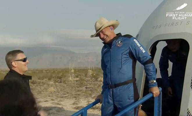 Jeff Bezos uzaya gitti ve döndü