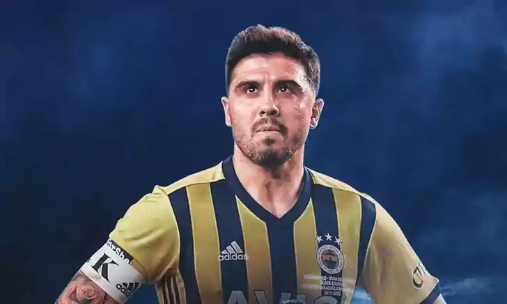 Futbolcu Ozan Tufan'ın eşi mini şortlu pozunu paylaştı!