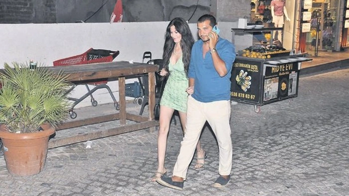 İş adamı Muhammed Gömük, güzel sunucu Sinem Kurmay'la sobelendi!