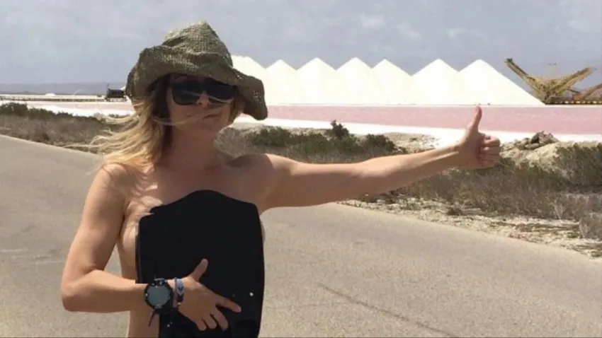 45 yaşındaki güzel oyuncu çırılçıplak otostop çekti