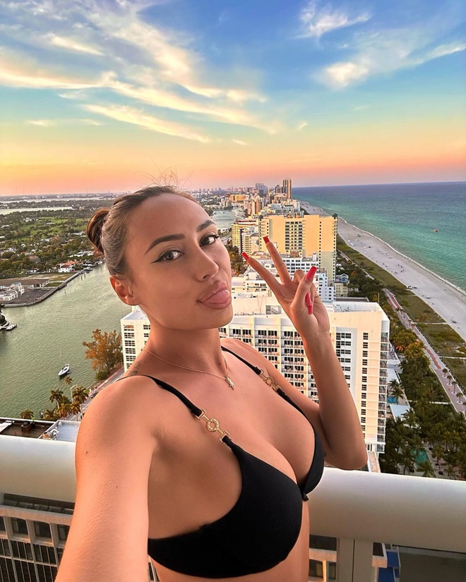 Raflar arasında bikinili ama sandığınız gibi değil...