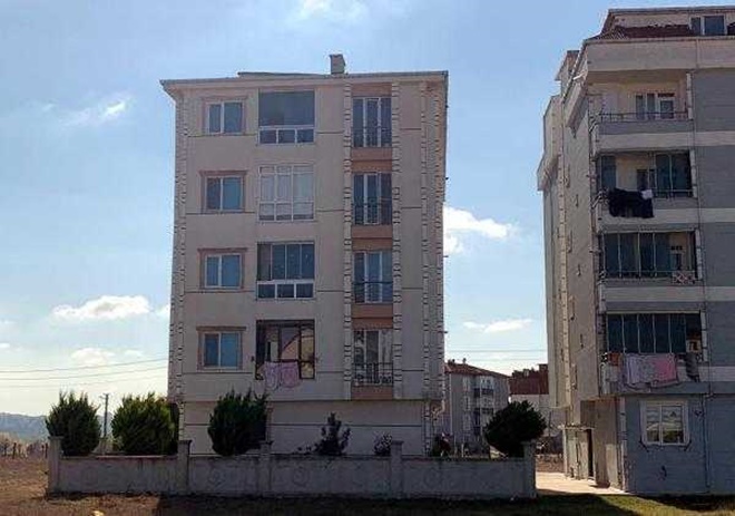 Balkondaki anne ile oğlu maganda kurbanı oldu