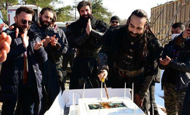 ‘Uyanış: Büyük Selçuklu’ setinde Buğra Gülsoy'a büyük sürpriz