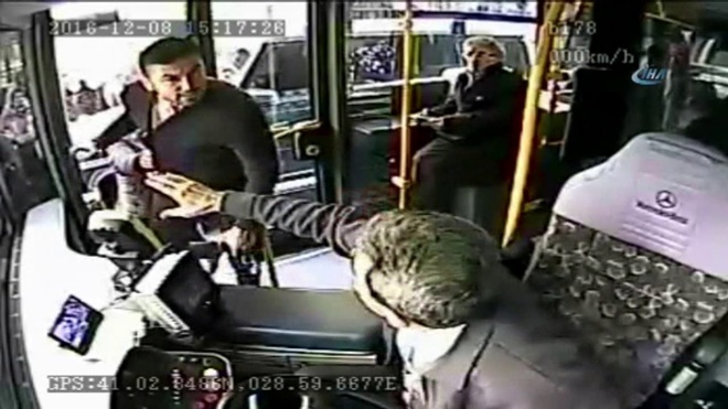 Milli futbolcu Burak Yılmaz, otobüs şoförü ile böyle kavga etti