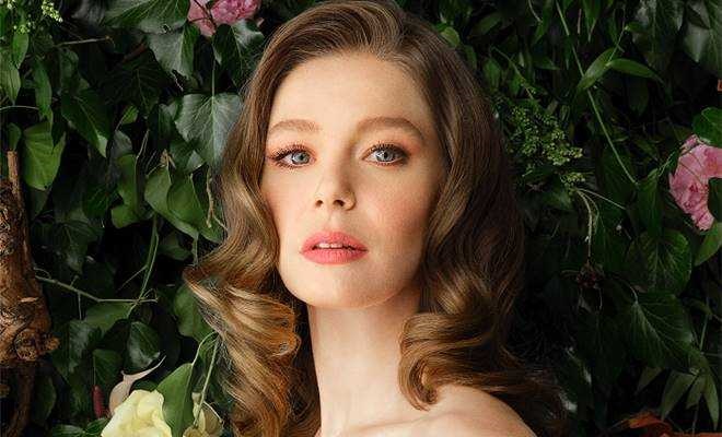 Camdaki Kız’ın afişi yayınlandı