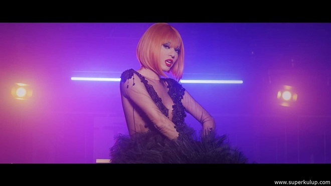 Bülent Ersoy ve Seda Sayan Çağla Akalın'a  Klibi için Kıyafet Hediye Ettiler