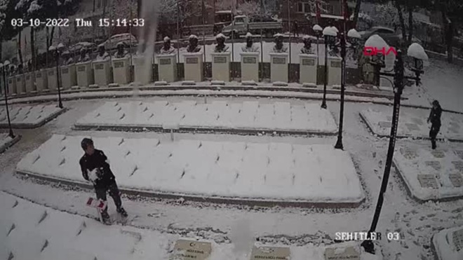 Çanakkale'de 2 genç, karla kaplanan şehitlikteki mezar taşlarını temizledi